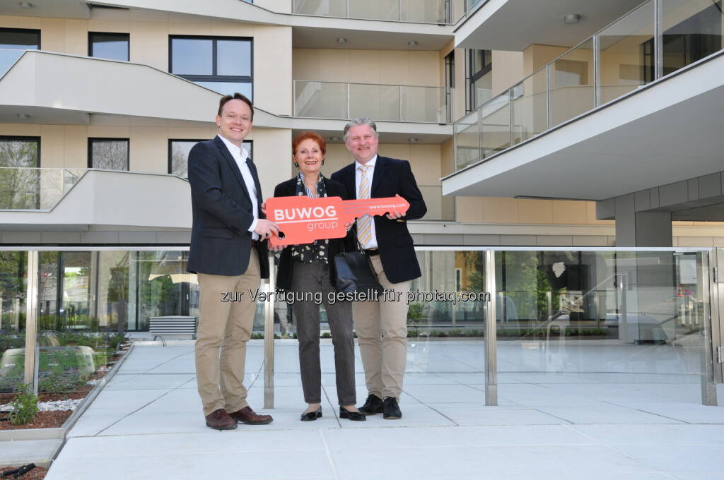 Alexander Steppan, Development Manager bei der BUWOG Group, und Peter Friedrich Berchtold, Leiter der Vertriebsabteilung bei der BUWOG Group in Österreich, übergeben symbolisch den Schlüssel an eine neue Bewohnerin der Pfarrwiesengasse 23. (Fotocredit: Buwog Group), © Aussendung (04.05.2017) 