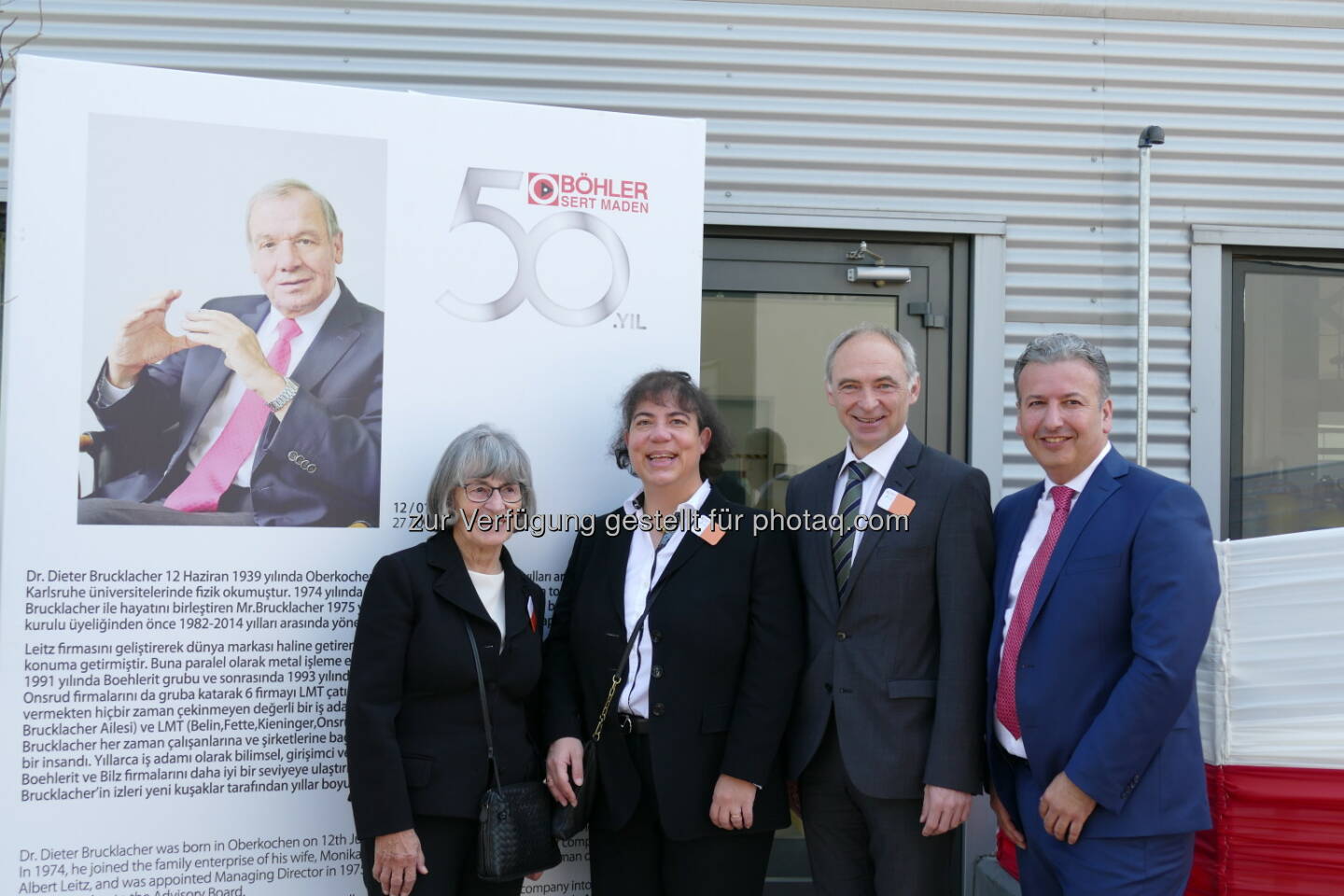 50 Jahre Böhler Sert Maden. Die Gründerfamilie vor dem Bild des im Vorjahr verstorbenen Dr. Dieter Brucklacher. v.l.n.r.: Monika Elisabeth Brucklacher, Dr. Cornelia Brucklacher, Johann Werl, CEO Bohlerit Kapfenberg, Cüneyt Dik, CEO Böhler Sert Maden. Foto: Ulrich Ahamer, wortfabrik. - Boehlerit GmbH & Co.KG: Für Boehlerit ist die Türkei nach Österreich zweiter Heimatmarkt (Fotocredit: Ulrich Ahamer, wortfabrik)