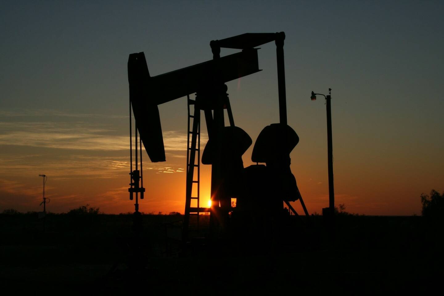 Öl, Ölpreis, Rohöl (Bild: Pixabay/lalabell68  https://pixabay.com/de/öl-monahans-texas-sonnenuntergang-106913/ )  