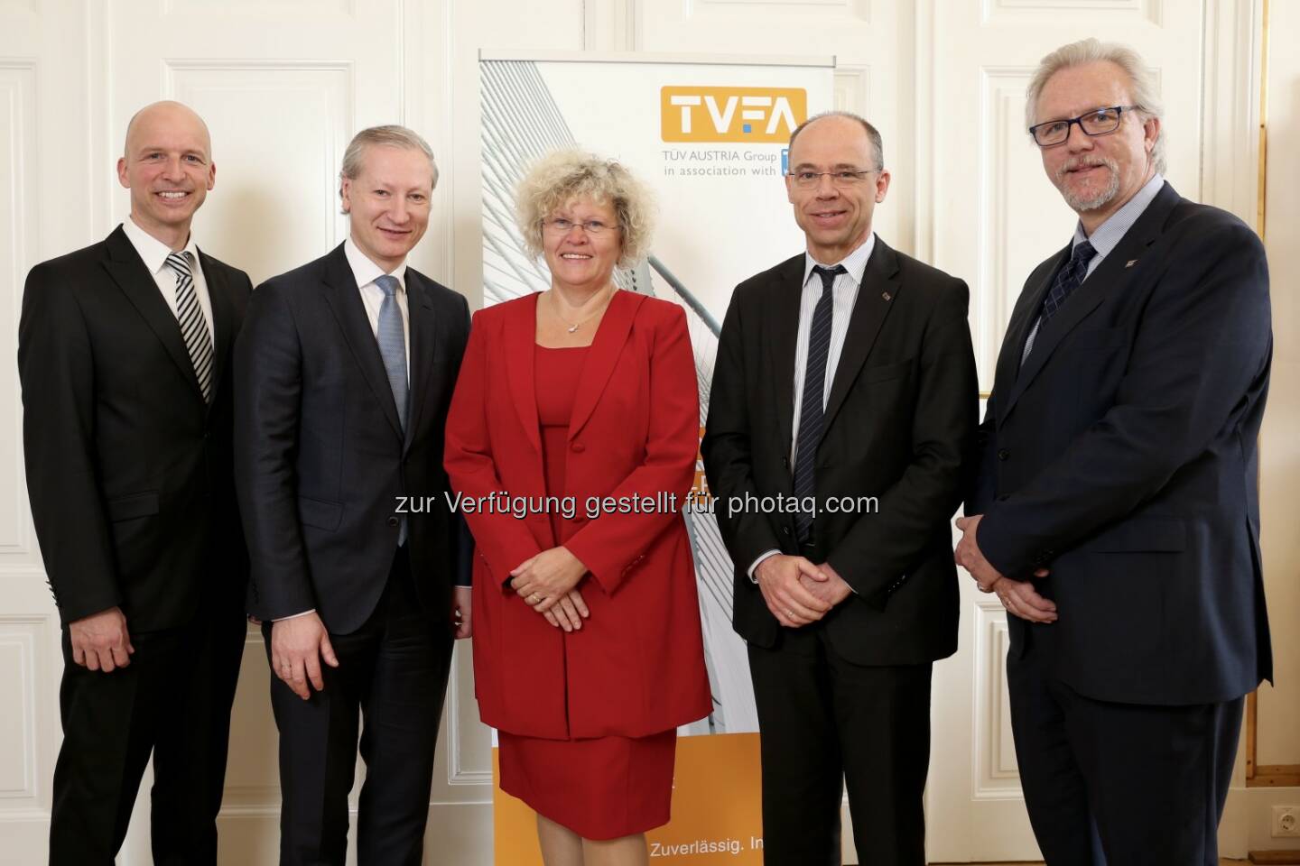 TÜV AUSTRIA übernimmt Mehrheit der Technischen Versuchs- und Forschungsanstalt (TVFA) der TU Wien: Joachim Rajek, Prokurist und wissenschaftlicher Leiter TVFA, Stefan Haas, CEO TÜV AUSTRIA, Sabine Seidler, Rektorin TU Wien, Christoph Wenninger, CFO TÜV AUSTRIA, Gerhard Höltmann, Geschäftsführer TVFA, © TÜV AUSTRIA, Andreas Amsüss. - TÜV AUSTRIA Gruppe: Praxiserfahrung trifft Forschungsexpertise (Fotograf: andreas amsuess / Fotocredit: TÜV AUSTRIA)