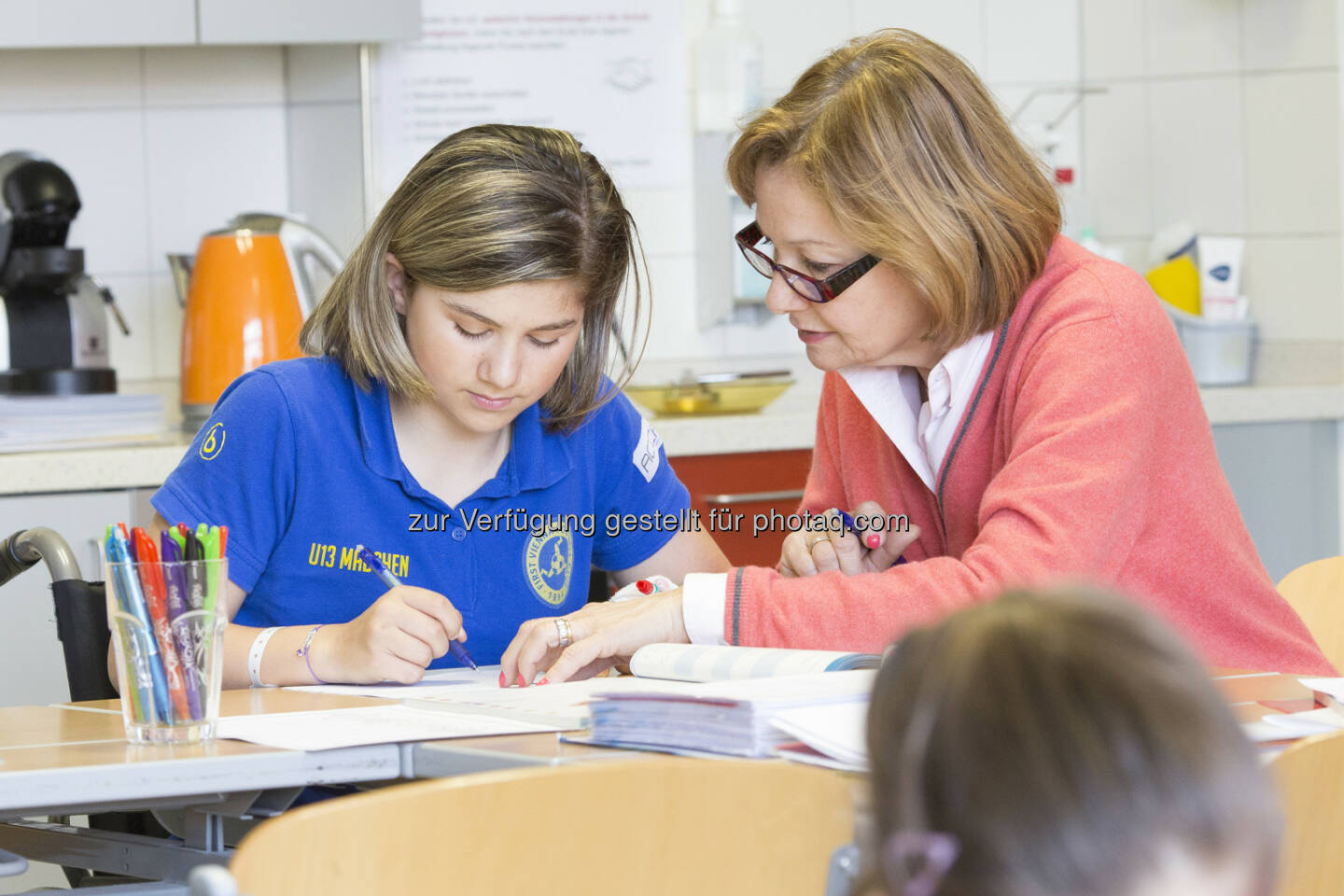 Schule im Spital: Lehrerin Ursula Reininghaus mit einer Schülerin im Orthopädischen Spital Speising. - Orthopädisches Spital Speising GmbH: 100 Jahre Schule im Spital: Vorreiter Orthopädisches Spital Speising (Fotocredit: Orthopädisches Spital Speising / Nussbaum)