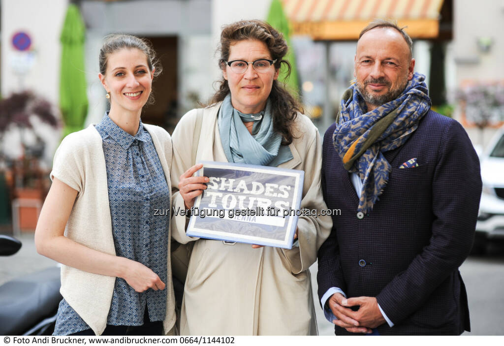 Ralf-Wolfgang Lothert, Head of Corporate Affairs and Communication bei JTI (rechts im Bild) und Perrine Schober, Gründerin von SHADES TOURS (links) übergeben das Stipendium für die Ausbildung zur zertifizierten Fremdenführerin an Tourguide Barbara (Mitte) - Japan Tobacco International (JTI) / Austria Tabak: JTI Austria hilft Obdachloser zurück in die Arbeitswelt (Fotocredit: JTI Austria / Andi Bruckner), © Aussender (09.05.2017)