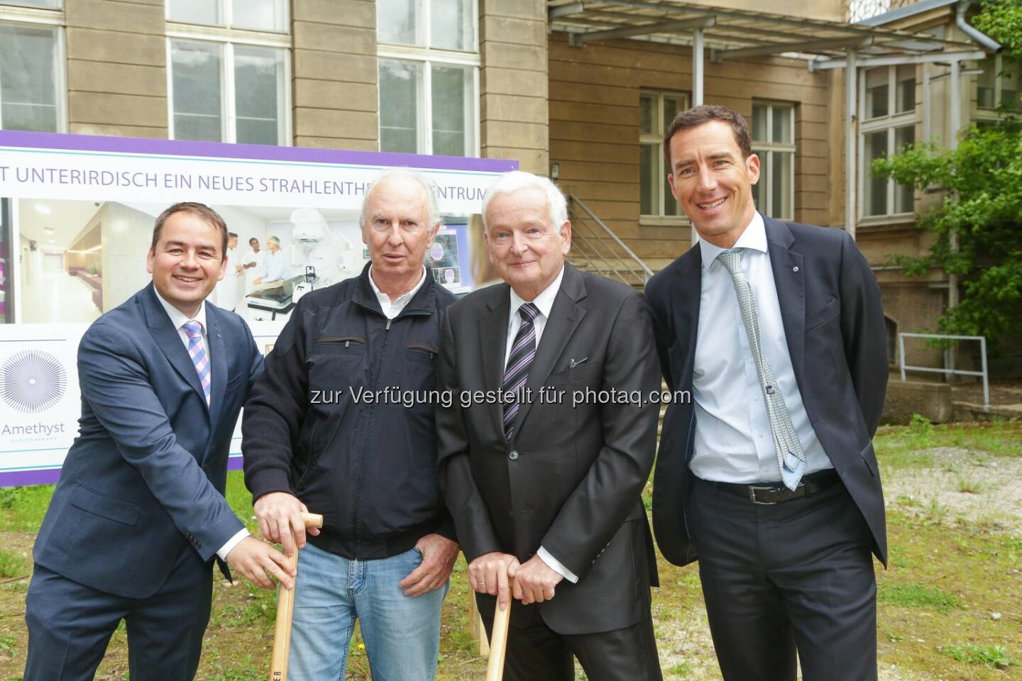 Dr. Paul Stuchetz, Geschäftsführer Amethyst Österreich, Avner Goldenberg Gesellschafter Amethyst Group, Prim. Dr. Walter Ebm, Vorstand Wiener Privatklinik, Ludovic Robert Gesellschafter Amethyst Group - Amethyst Radiotherapy Austria GmbH: Spatenstich für das erste private Strahlentherapiezentrum in Österreich (Fotocredit: Amethyst Radiotherapy Austria GmbH/APA-Fotoservice/Richard Tanzer)