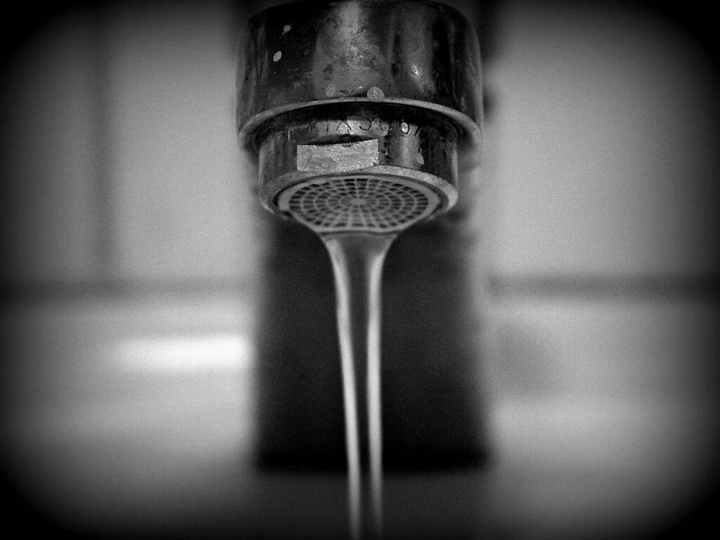 Wasser, Wasserleitung, Waschen, Händewaschen, Hände waschen (Bild: Pixabay/TanteTati https://pixabay.com/de/wasserhahn-wasser-bad-sanitäranlage-686958/ )  (10.05.2017) 