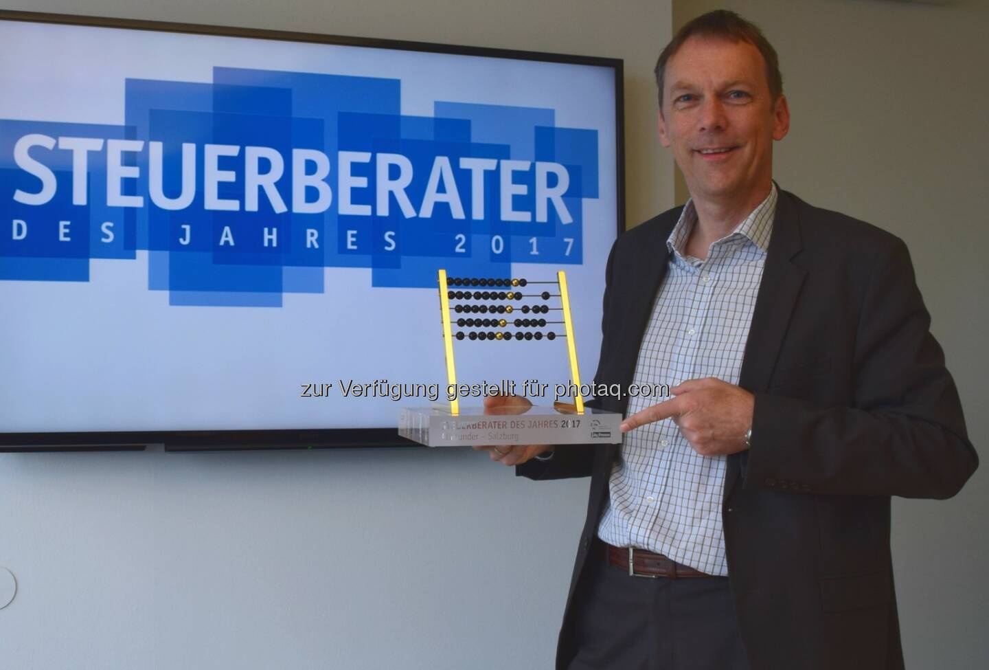 Mag. Manfred Leitinger mit der Auszeichnungen als Steuerberater des Jahres - Allrounder Salzburg - Prodinger Tourismusberatung: Prodinger zum dritten Mal in Serie Steuerberater des Jahres (Fotocredit: Prodinger)