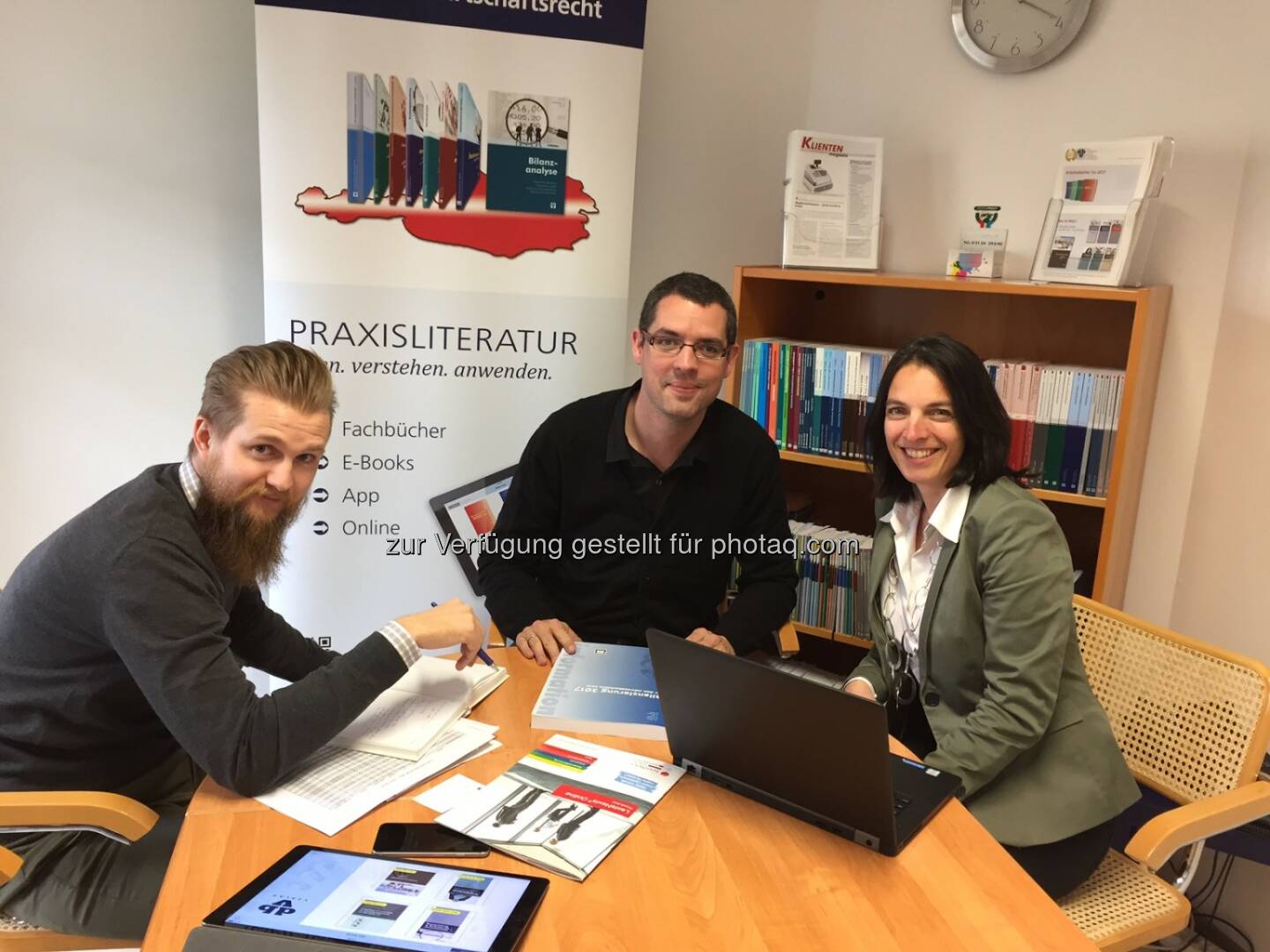 Mag. Thomas Gillhofer (Projektmanagement dbv Verlag), Dr. Anton Geist (Produktmanagement LexisNexis) und Mag. Beatrice Erker (Geschäftsführerin dbv Verlag) - LexisNexis: LexisNexis® Online und dbv-Verlag bauen Partnerschaft weiter aus (Fotograf: Julia Berger / Fotocredit: LexisNexis)