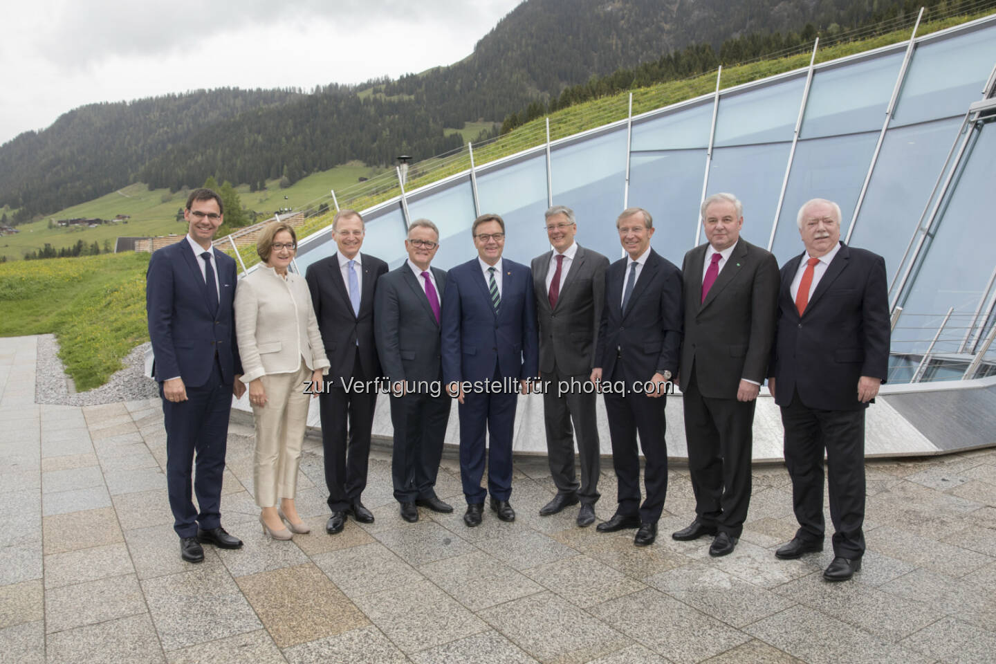 Die Landeshauptleute Österreichs (v.li.): LH Markus Wallner (Vorarlberg), LH Johanna Mikl-Leitner (Niederösterreich), LH Thomas Stelzer (Oberösterreich), LH Hans Niessl (Burgenland), Tirols LH Günther Platter, LH Peter Kaiser (Kärnten), LH Wilfried Haslauer (Salzburg), LH Hermann Schützenhöfer (Steiermark) und LH Michael Häupl (Wien). - Amt der Tiroler Landesregierung: LH Platter: „Starkes Signal für den Wirtschaftsstandort Österreich“ (Fotocredit: Land Tirol/Sedlak)