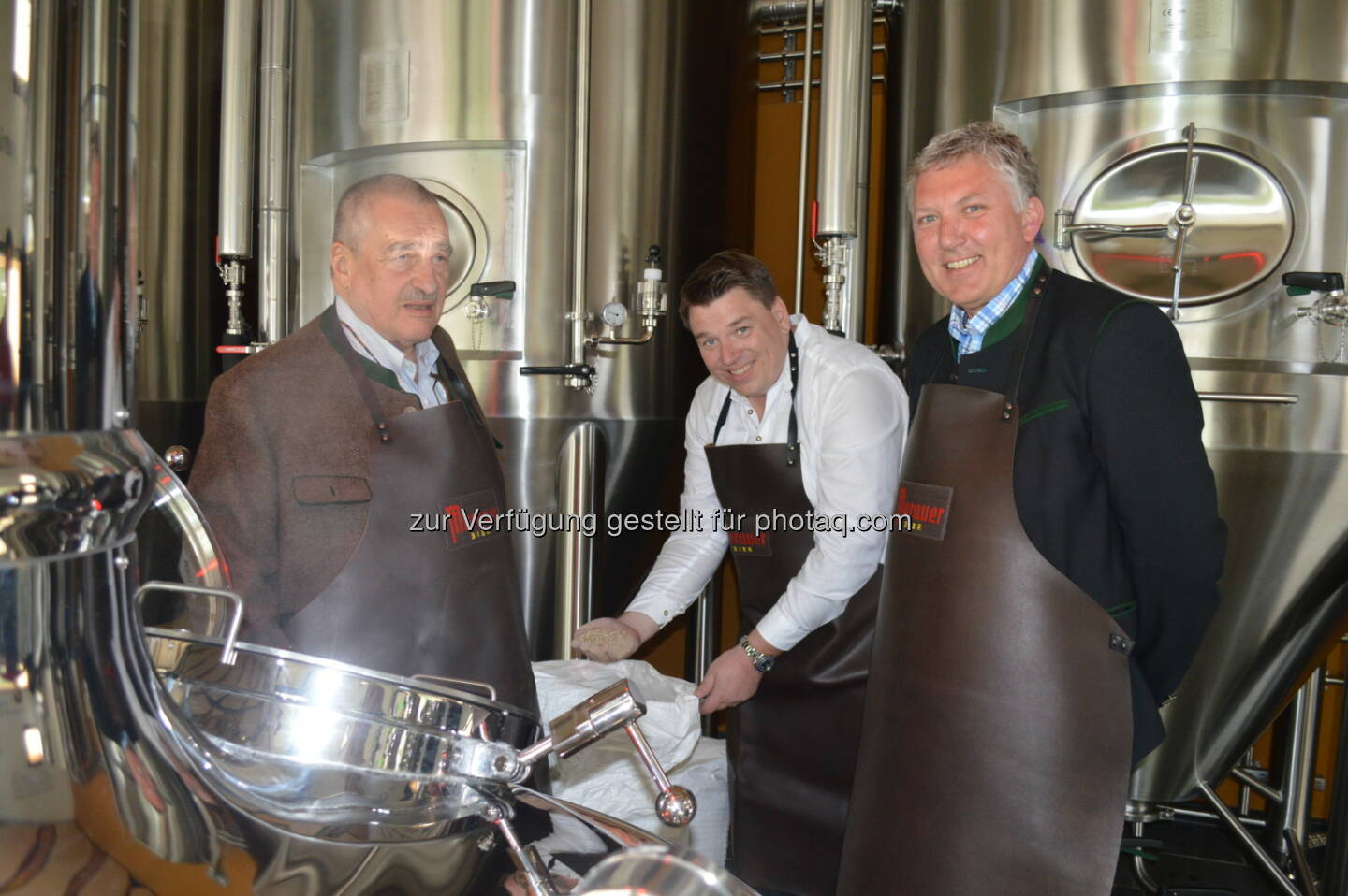 Karel Schwarzenberg, Braumeister Johann Zirn und Bürgermeister Thomas Kalcher beim Einmaischen des Schwarzenberg'schen Bieres. - Ausstellung Murau: Ein Bier für Karel Schwarzenberg (Fotocredit: Murauer Bier)