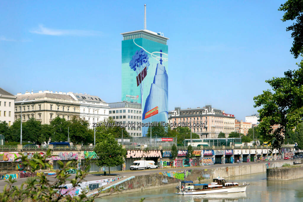 Der serbische Künstler Mihael Milunović setzt mit seinem überdimensionalen Kunstwerk ein Bergmassiv ins Wiener Stadtzentrum - Wiener Städtische Versicherungsverein: Zehnte Ringturmverhüllung zeigt „Weitblick“ am Wiener Donaukanal (Fotocredit: Robert Newald/Wiener Städtische Versicherungsverein), © Aussendung (15.05.2017) 