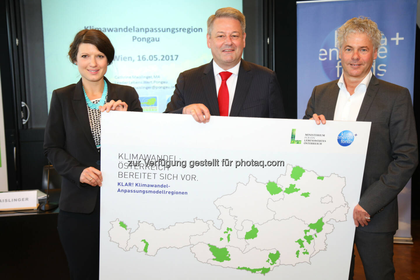 Cathrine Maislinger (Geschäftsführerin und Leader Managerin Leader Lebens.Wert.Pongau, stellvertretend für den Regionalverband Pongau), Andrä Rupprechter (Bundesminister für Land- und Forstwirtschaft, Umwelt und Wasserwirtschaft), Ingmar Höbarth (Geschäftsführer Klima- und Energiefonds) - Klima- und Energiefonds: Klimawandel: Österreichs Regionen bereiten sich vor (Fotocredit: Klima-und Energiefonds/APA-Fotoservice/Schedl)