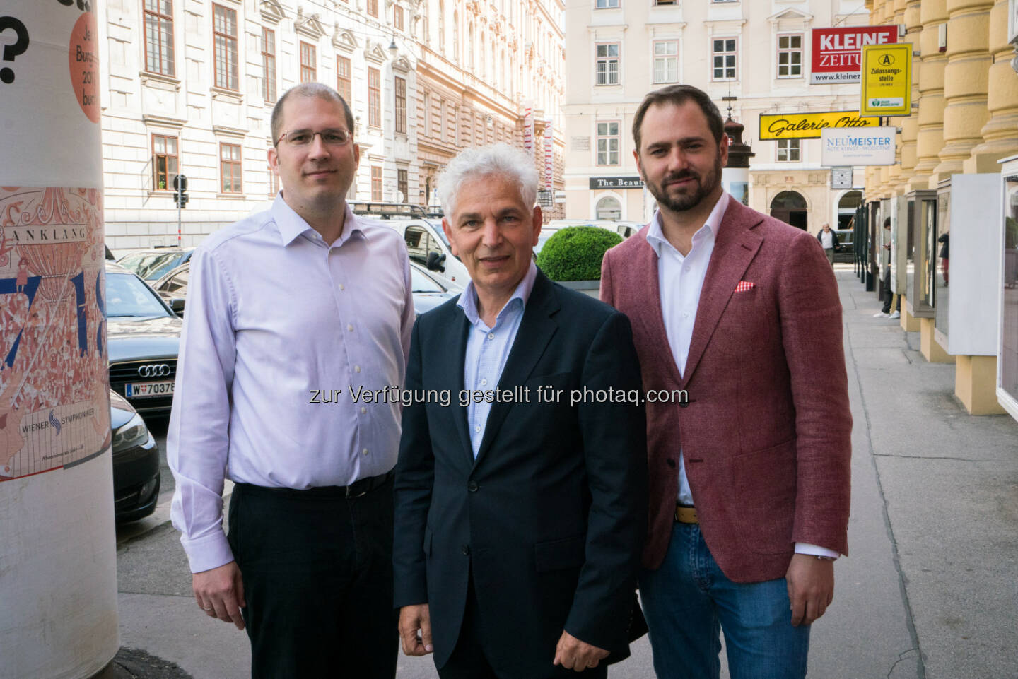 Gregor Raidl (Bezirksklubobmann NEOS Innere Stadt), Patrick Kovacs (Patrick Kovacs Kunsthandel), Markus Ornig (Abgeordneter NEOS Wien) - Neos – Klub im Wiener Rathaus: NEOS Wien/Innere Stadt: Oberflächengestaltung bei Parkgarage am Neuen Markt – Chance für ein neues Kunstviertel (Fotocredit: NEOS Wien)