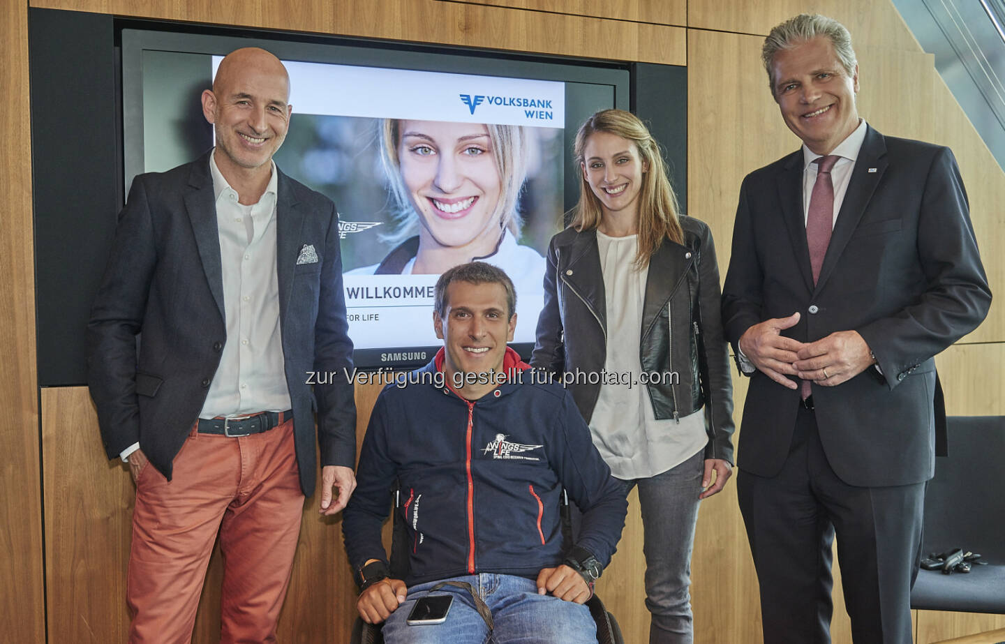 Dr. Heinz Brenner, Wolfgang Illek von Wings for Life, Jacqueline Raab („Jacky“) und Dr. Anton Ofner, Obmann der Allgemeinen Unfallversicherung AUVA - Volksbank Wien AG: Jacky Raab und Volksbanken starten Spendenaktion für Wings for Life (Fotograf: Robert Polster / Fotocredit: Volksbank Wien AG)