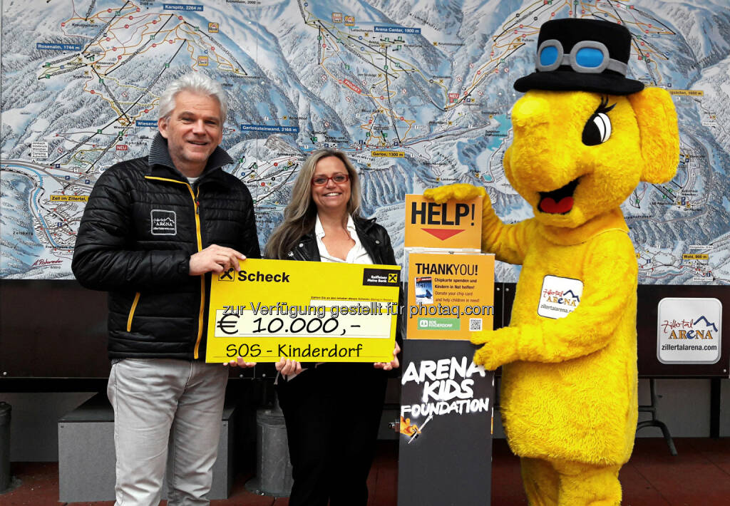 Zillertal Arena GF Franz Kranebitter überreichte den Scheck gemeinsam mit dem Arena-Maskottchen FUNTy an Frau Manuela Mader von SOS-Kinderdorf. - Zillertal Arena: Zillertal Arena spendet € 10.000,- an SOS Kinderdorf (Fotocredit: Zillertal Arena), © Aussender (18.05.2017) 