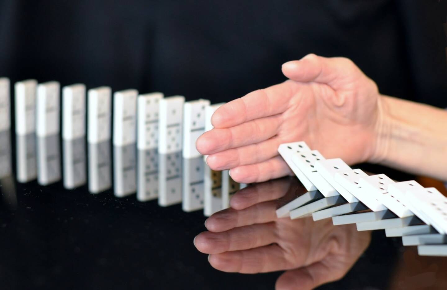 Domino, Serie, Ende, Unterbrechung, Break, Stopp, Pause, Stop (Bild: Pixabay/ivanacoi https://pixabay.com/de/domino-hand-stopp-korruption-665547/ )