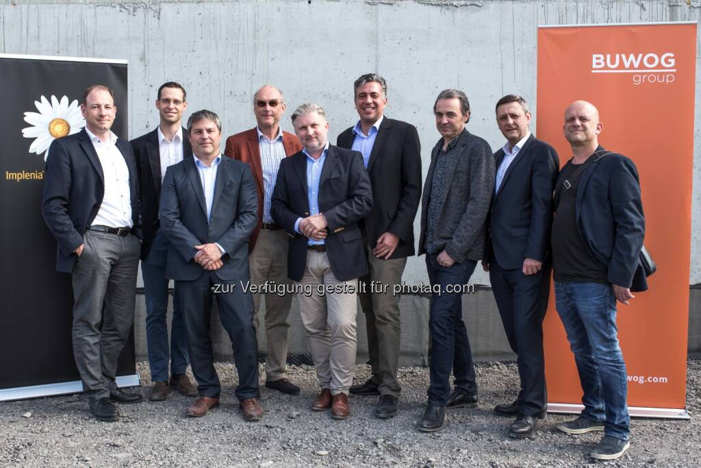 Gleichenfeier für das Projekt „Töllergasse T(h)ree“ mit 96 freifinanzierten Eigentumswohnungen im 21. Wiener Gemeindebezirk - Claus Sieger (Development Manager bei der BUWOG Group), Manuel Blum (Bauleiter bei Implenia), Gert Weszelits (Bereichsleiter bei Implenia), Karl Keusch (Abteilungsleiter Baumanagement AT bei der BUWOG Group), Peter Berchtold (Abteilungsleiter Vertrieb AT bei der BUWOG Group), Andreas Holler (für das Development verantwortlicher Geschäftsführer AT bei der BUWOG Group), Christoph Mayrhofer (Architekt), Roman Grandits (Projektleiter Baumanagement AT bei der BUWOG Group) und Gernot Hillinger (Architekt). (Fotocredit: BUWOG / DIE IDA), © Aussendung (18.05.2017) 