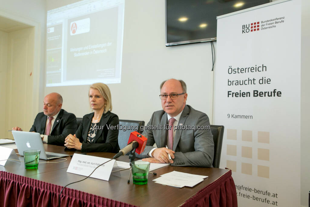 Rudolf Kolbe, Vizepräsident der Bundeskammer für ZiviltechnikerInnen, Kristin Allwinger, Meinungsforscherin Akonsult, Kurt Frühwirth, Präsident der Bundeskonferenz der Freien Berufe  - Bundeskonferenz der Freien Berufe Österreichs: Selbstständigkeit ist in - 80 Prozent der Studierenden der Fächer der Freien Berufe können sich Selbstständigkeit vorstellen (Bild: Martina Draper), © Aussendung (18.05.2017) 