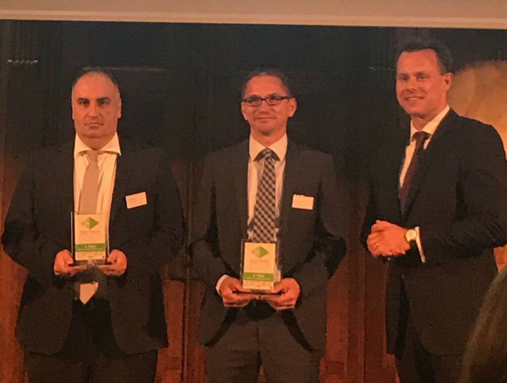 Wiener Börse Christoph Boschan  - Zertifikate Award Austria 2017: Sehr erfreut war ich, das Österreich-Zertifikat des Jahres an die Raiffeisen Centrobank übergeben zu dürfen. Super Performance für die Anleger, super Engagement für den Markt - vielen Dank an Raiffeisen! Gleiches gilt für Erste Group Bank AG und BNP Paribas, die Platz zwei und drei belegten (19.05.2017) 