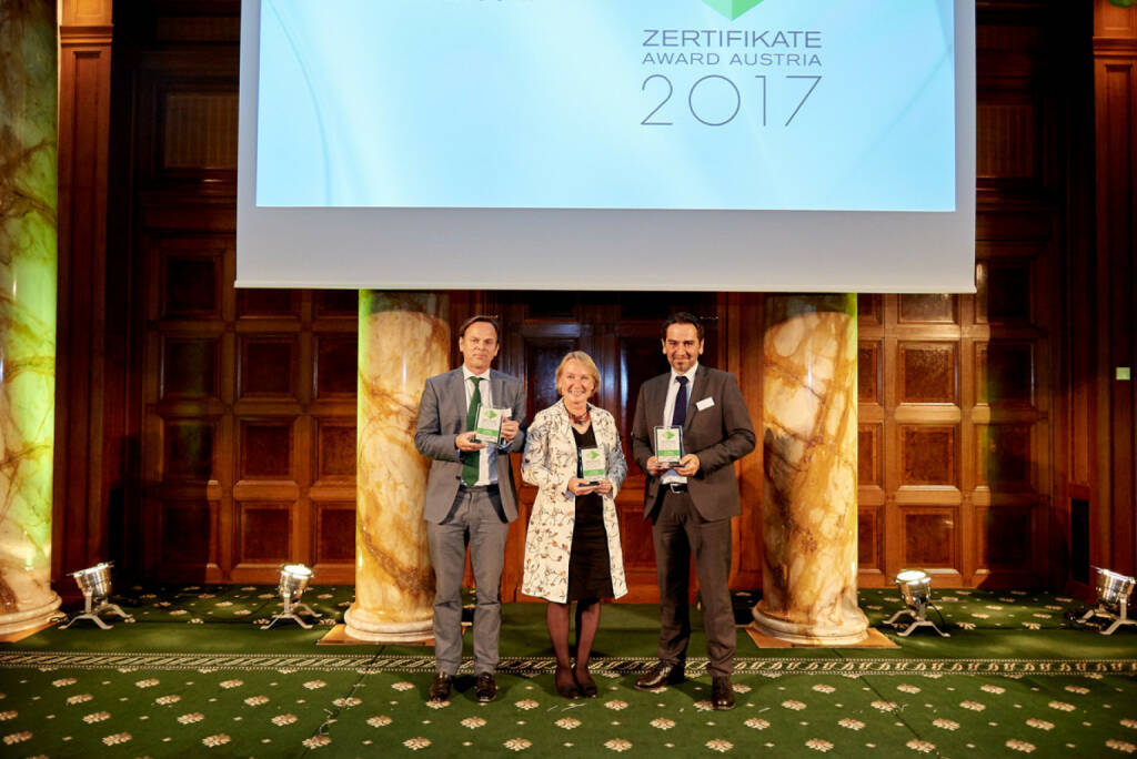 Gesamtsiegerbild - Volker Meinel (BNP Paribas), Heike Arbter (RCB), Uwe Kolar (Erste Group) - Zertifikate Award Austria 2017 (Fotocredit: Zertifikate Forum Austria), © Zertifikate Forum Austria (19.05.2017) 