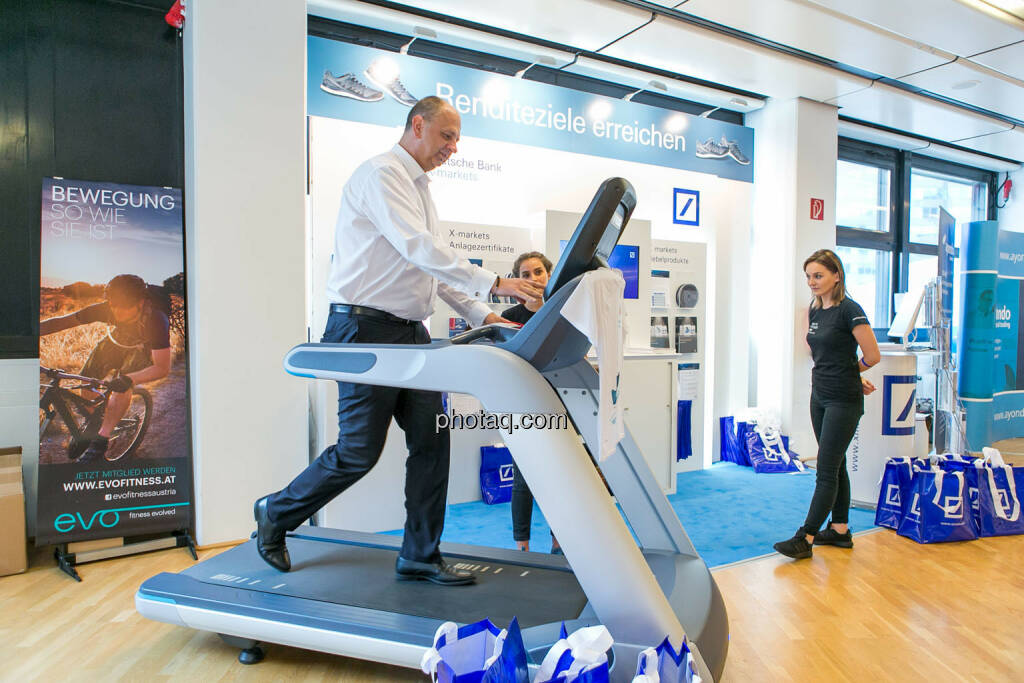 Robert Ulm (flatex.at), Laufband https://evofitness.at , Deutsche Bank X-markets, Börsentag Wien, 20.5.2017, © Martina Draper photaq.com (am Ende der Diashow zusätzlich diverse Handy-Pics) (21.05.2017) 