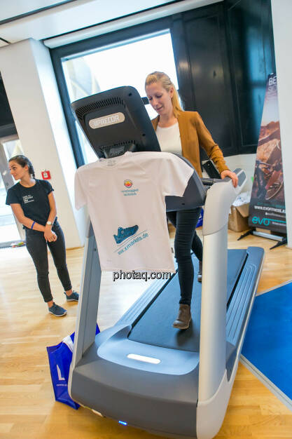 Lisa Wagerer (S Immo), Laufband https://evofitness.at , Deutsche Bank X-markets, Börsentag Wien, 20.5.2017, © Martina Draper photaq.com (am Ende der Diashow zusätzlich diverse Handy-Pics) (21.05.2017) 