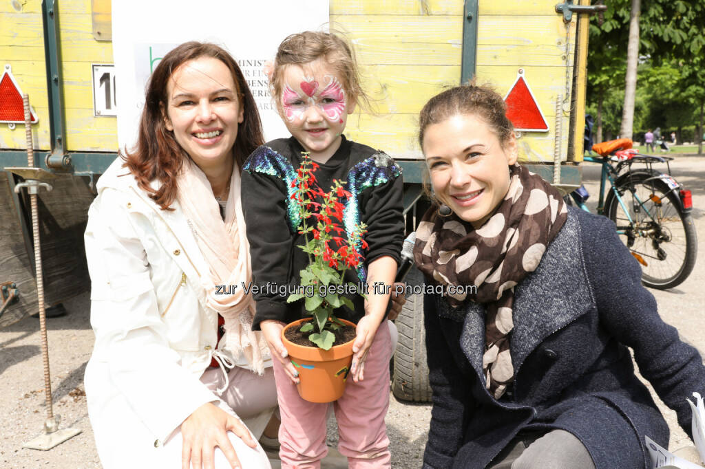 Bundesministerin Sophie Karmasin gemeinsam mit Moderatorin Christina Karnicnik am vierten Familienfest des BMFJ und des BMLFUW im Wiener Augarten. - Bundesministerium für Familien und Jugend: Karmasin: Familien gemeinsame Zeit abseits des Alltags ermöglichen (Fotocredit: Katharina Schiffl), © Aussender (22.05.2017) 