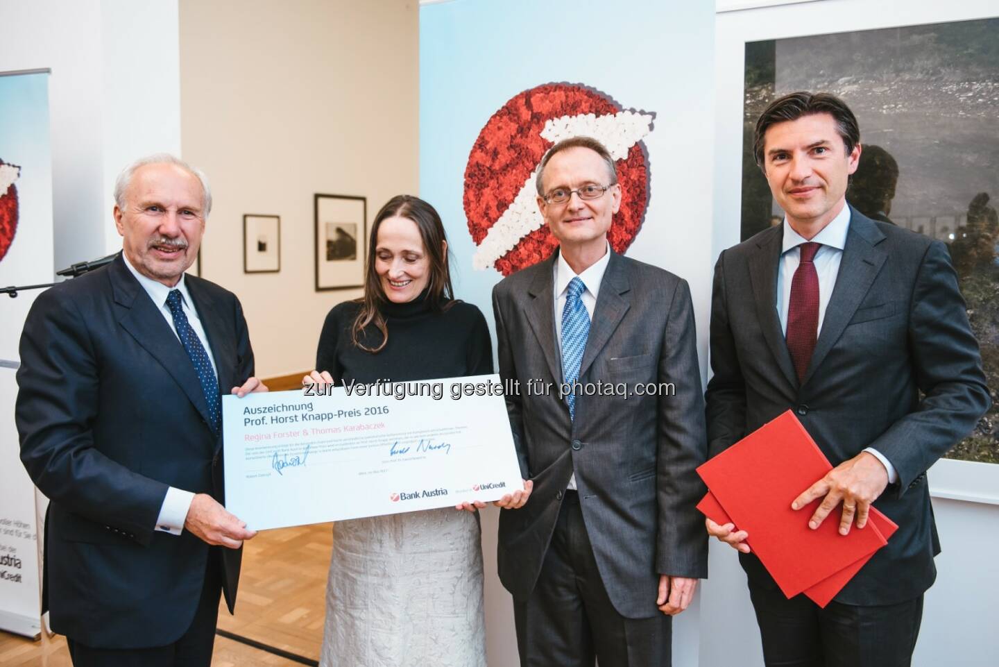 Ewald Nowotny, Gouverneur der Oesterreichischen Nationalbank, Regina Forster und Thomas Karabaczek, Horst Knapp-Preisträger 2016, Robert Zadrazil, Vorstandsvorsitzender der UniCredit Bank Austria (Fotocredit: UniCredit Bank Austria)