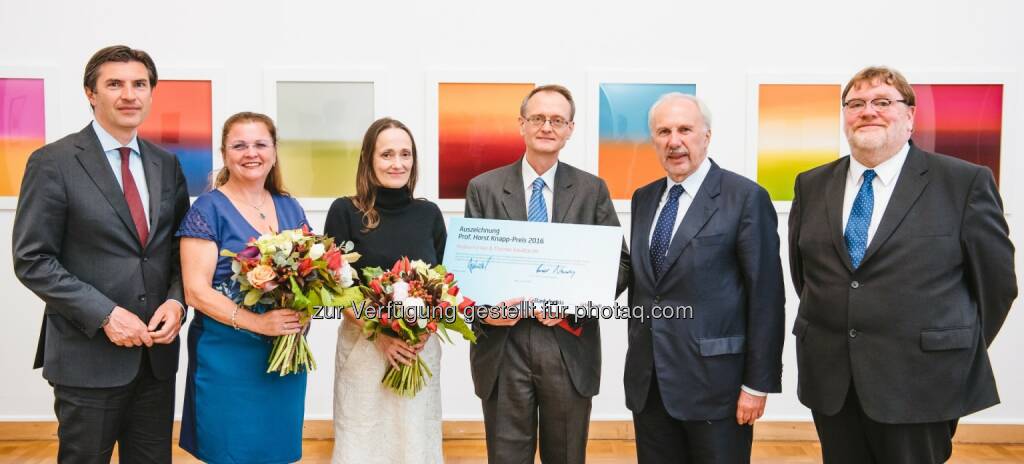 Robert Zadrazil, Vorstandsvorsitzender der UniCredit Bank Austria, Karina Bachlechner, Tochter von Horst Knapp, Regina Forster und Thomas Karabaczek, Horst Knapp-Preisträger 2016, Ewald Nowotny, Gouverneur der Oesterreichischen Nationalbank, Wolf Lotter, Journalist und Gastredner des Abends (Fotocredit: UniCredit Bank Austria), © Aussender (23.05.2017) 