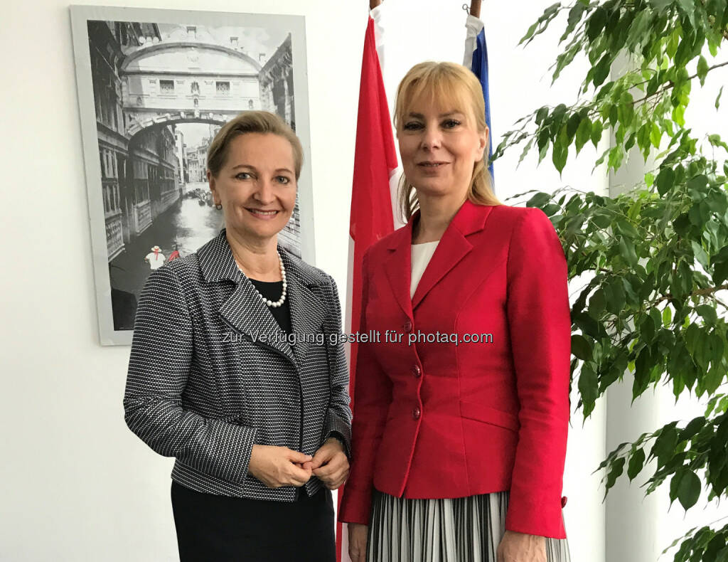 Ulrike Rabmer-Koller, UEAPME-Präsidentin und WKÖ-Vizepräsidentin, mit EU-Binnenmarkt-Kommissarin Elzbieta Bienkowska in Wien - Wirtschaftskammer Österreich: Rabmer-Koller: Bessere Rahmenbedingungen für Unternehmertum Basis für erfolgreiche Zukunft Europas (Fotocredit: WKÖ/Presseabteilung), © Aussender (23.05.2017)