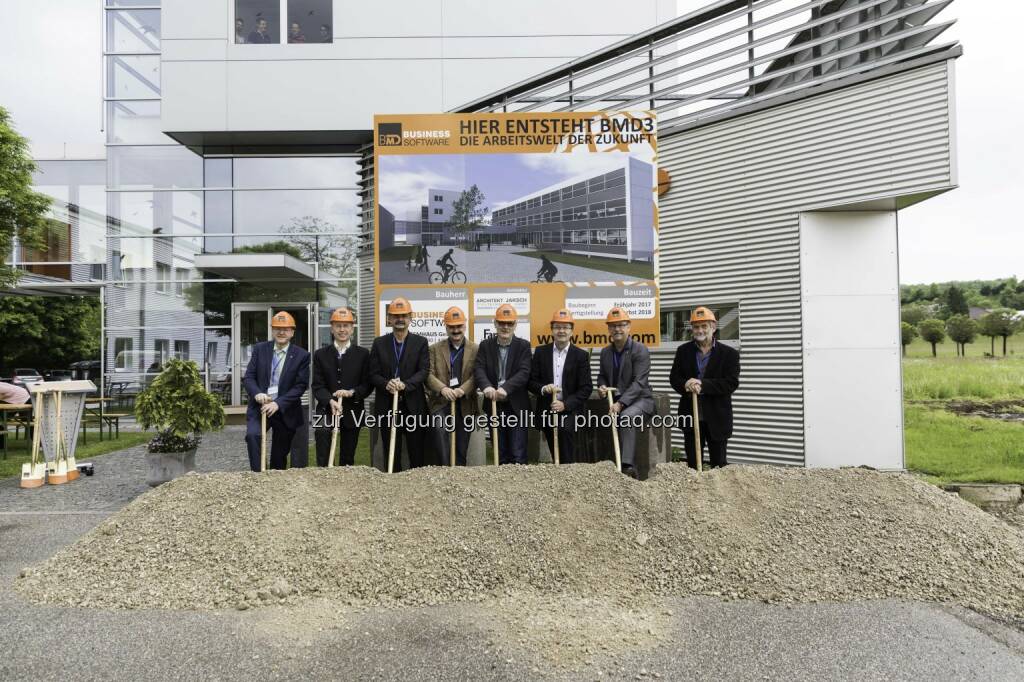 Prok. Engelbert Rieder (Raika), DI Georg Neumann (Stern & Hafferl), Dr. Reinhold Pirklbauer (Wohnungsgenossenschaft Familie Linz), Stadtrat Dr. Mario Ritter, Stadtrat Mag. Reinhard Kaufmann, GF KR Ferdinand Wieser (BMD), Bgmst. Gerald Hackl, Dipl.-Ing. Johann Jaksch (Architekt) - Reichl und Partner PR GmbH: BMD setzt bei Neubau in Steyr auf hochqualitatives Arbeitsumfeld für die MitarbeiterInnen (Fotocredit: Reichl und Partner/APA-Fotoservice/Grünwald), © Aussendung (23.05.2017) 