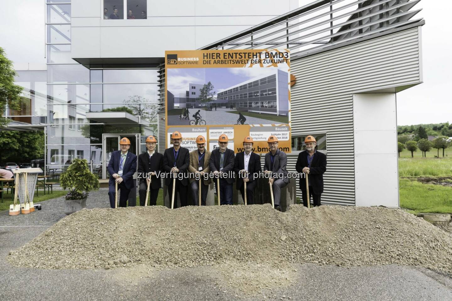 Prok. Engelbert Rieder (Raika), DI Georg Neumann (Stern & Hafferl), Dr. Reinhold Pirklbauer (Wohnungsgenossenschaft Familie Linz), Stadtrat Dr. Mario Ritter, Stadtrat Mag. Reinhard Kaufmann, GF KR Ferdinand Wieser (BMD), Bgmst. Gerald Hackl, Dipl.-Ing. Johann Jaksch (Architekt) - Reichl und Partner PR GmbH: BMD setzt bei Neubau in Steyr auf hochqualitatives Arbeitsumfeld für die MitarbeiterInnen (Fotocredit: Reichl und Partner/APA-Fotoservice/Grünwald)