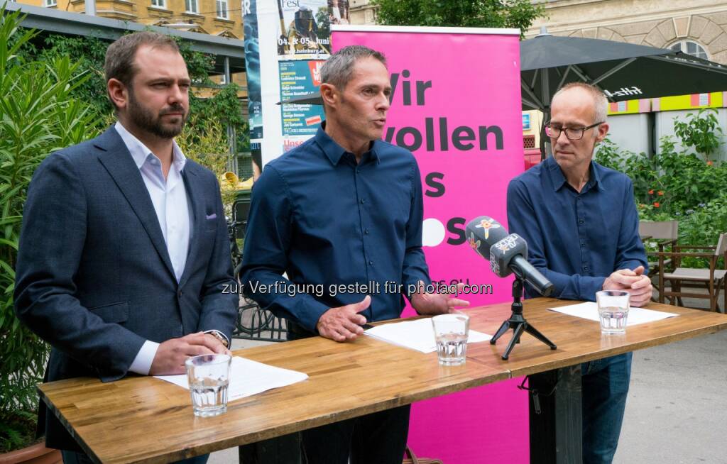 Markus Ornig (Wirtschaftssprecher NEOS Wien), Christian Moritz (Klubobmann NEOS Leopoldstadt), Georg Holzer (Café Nelke am Volkertmarkt) - Neos – Klub im Wiener Rathaus: NEOS Wien/Leopoldstadt: Steht der Volkertmarkt vor dem Aus? (Fotocredit: NEOS Wien), © Aussender (23.05.2017) 