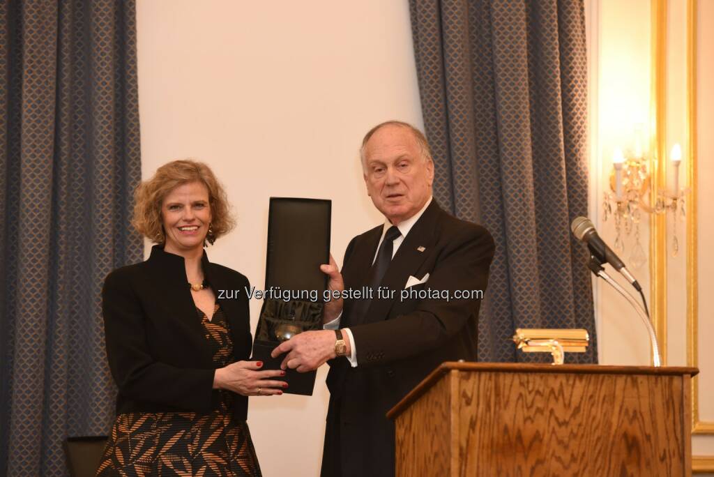 Generaldirektorin Sabine Haag und Ronald Lauder - Kunsthistorisches Museum: Ehrung für KHM-Generaldirektorin Sabine Haag in New York – Ronald Lauder und Jeff Koons gratulieren (Fotograf: Patrick McMullan / Fotocredit: AAF), © Aussendung (24.05.2017) 