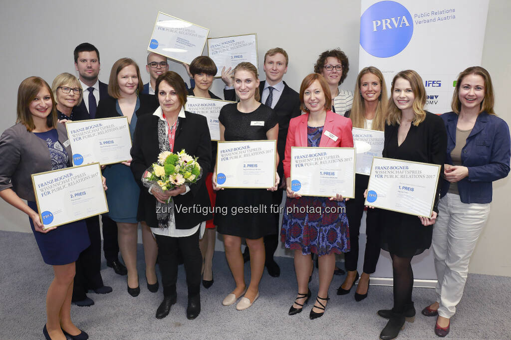 Verena Ertl, Ingrid Vogl, Sven Pusswald, Karin Schönhofer, Alexander Willim, Sabine Fichtinger, Verena Kisslinger, Hanna Merkinger, Franz Berghuber, Eva-Maria Hauer, Iris Rauskala, Julia Lessiak, Lisa Rothen, Julia Wippersberg - PRVA Public Relations Verband Austria: PRVA: Zum 25. Mal wurden wissenschaftliche Arbeiten für PR mit dem Franz-Bogner-Wissenschaftspreis ausgezeichnet (Fotocredit: APA- Fotoservice/G.Langegger), © Aussender (24.05.2017)