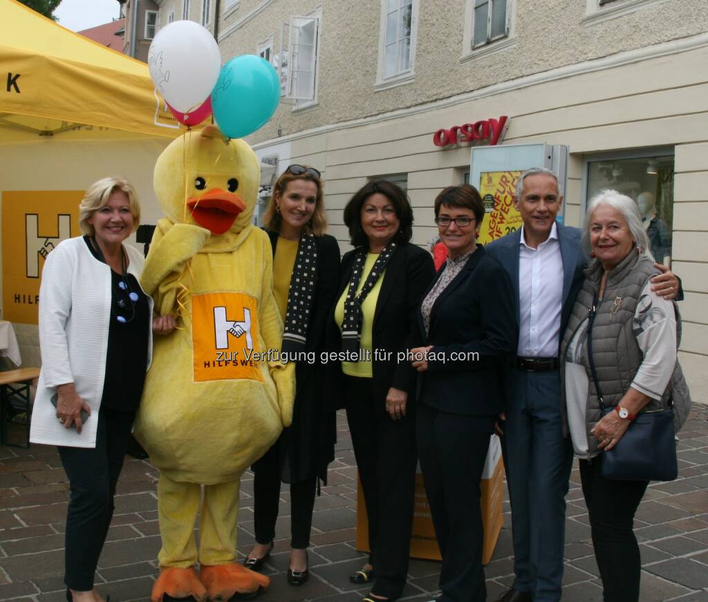 Bgm. Dr. Maria-Luise Mathiaschitz, Mag. Andrea Biro-Unzeitig (Vorstand Hilfswerk Kärnten), Mag. Elisabeth Scheucher-Pichler (Präsidentin Hilfswerk Kärnten), LHStv. Dr. Beate Prettner, VzBgm. Jürgen Pfeiler, RR Christina Krainz (Vorstand Hilfswerk Kärnten) - Hilfswerk: Hilfswerk Family Tour – Kick off in Klagenfurt „Aktiv gegen Schmerz“ (Fotocredit: Hilfswerk Kärnten), © Aussender (24.05.2017) 