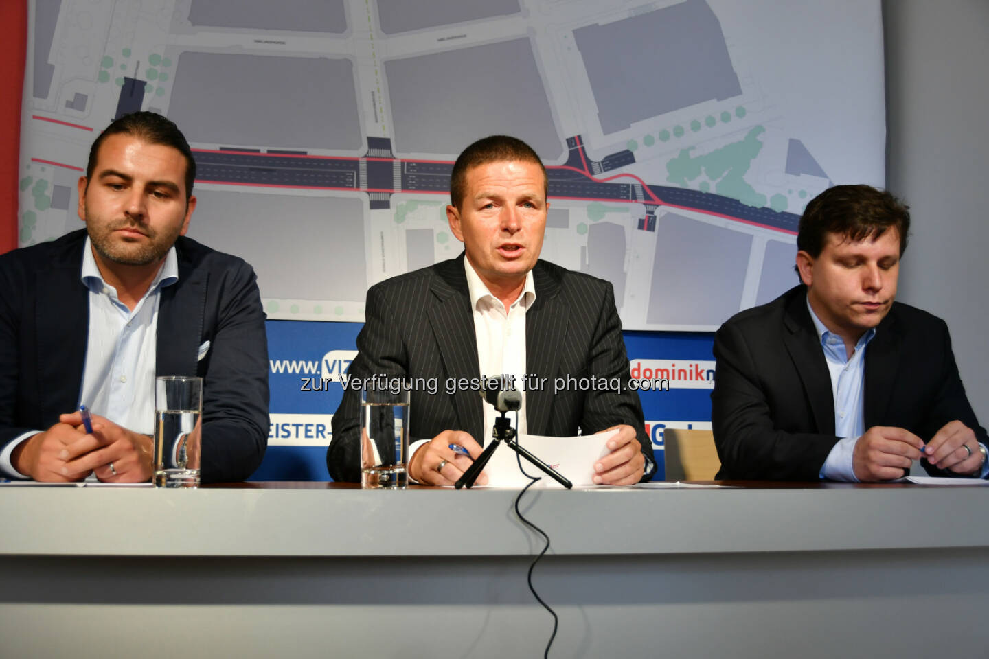 KO FPÖ-Mariahilf Leo Kohlbauer Stadtrat Toni Mahdalik KO FPÖ-Innere Stadt Markus Platt - FPÖ Wien: FPÖ stellt Planungen für den Getreidemarkt ohne Verlust einer Fahrspur vor (Fotograf: Franz Haas - Fotocredit: FPÖ-Rathausklub)