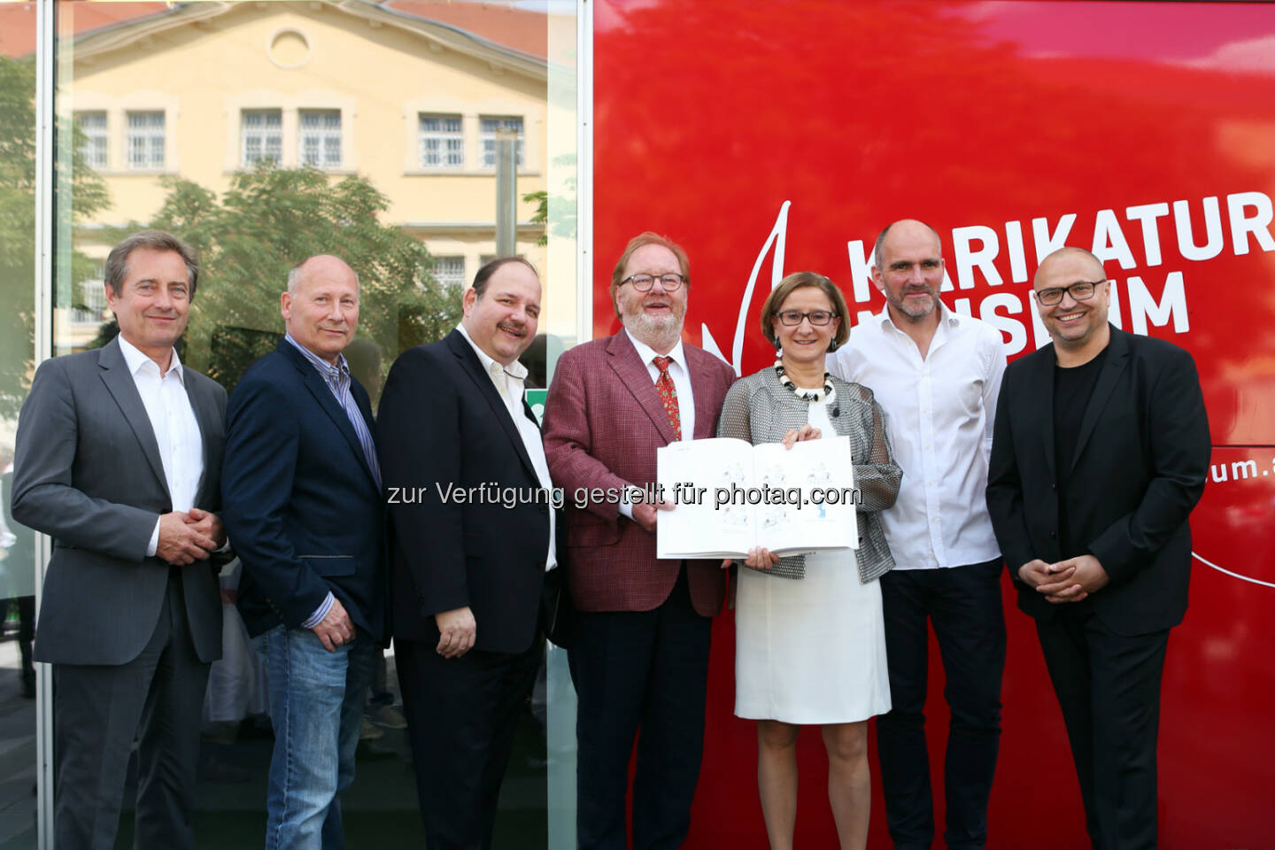 Vizebürgermeister Wolfgang Derler, Schauspieler Peter Faerber und Gerald Pichowetz, Agenturchef Johannes Kastner, Landeshauptfrau Johanna Mikl-Leitner, Geschäftsführer Kastner&Partners Thomas Grabner, künstlerischer Direktor Gottfried Gusenbauer - Karikaturmuseum Krems: Verleiht Flüüügel. 30 Jahre Cartoons von Red Bull. (Fotograf: Christian Redtenbacher / Fotocredit: Kunstmeile Krems)