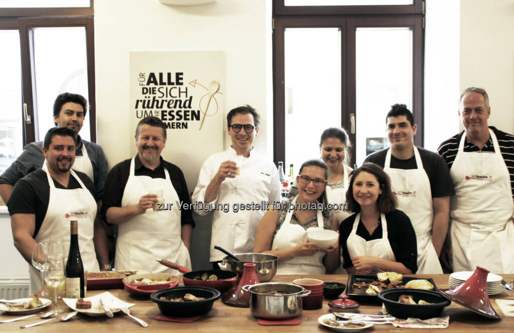 Spitzenkoch Max Striegl (Gut Purbach) mit weiteren Vortragenden sowie den MitarbeiterInnen von GOURMET beim Workshop „restLOS KOCHEN“ - GOURMET: GOURMET schult MitarbeiterInnen im sorgsamen Umgang mit Lebensmitteln (Fotocredit: Gourmet), © Aussender (30.05.2017) 