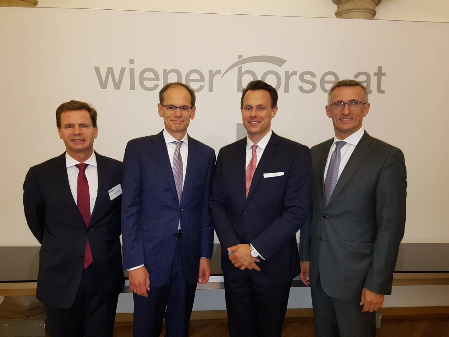 Wiener Börse Christoph Boschan - danke an Mag. Franz Hiesinger (Mondi Group), Präsident des CFO-Clubs, Dipl.-Ing. Walter Oblin (Österreichische Post), Vizepräsident des CFO-Clubs, Mag. Robert Ottel (voestalpine) für die angeregte Diskussion gestern Abend im Rahmen des CFO-Clubs. Ich freue mich über jede Gelegenheit unseren Emittenten intensiv zuzuhören.