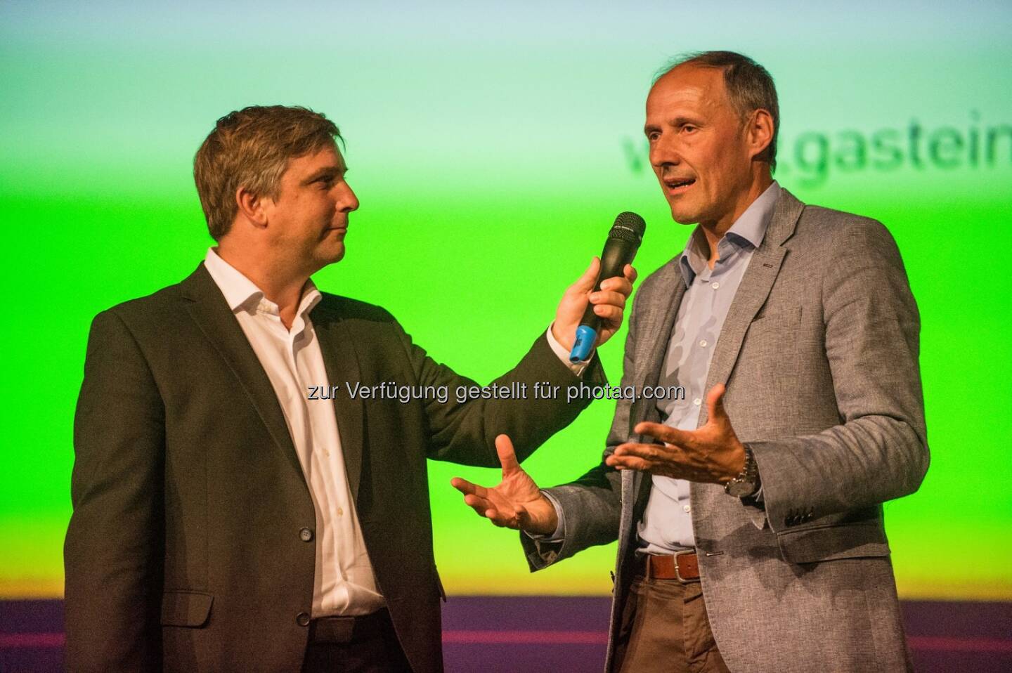 Moderator Martin Schobert und Leo Bauernberger (GF SalzburgerLand Tourismus GmbH) - Gasteinertal Tourismus GmbH: Gastein erstrahlt in neuem Glanz (Fotograf: Gerhard Wolkersdorfer / Fotocredit: Gasteinertal Tourismus)