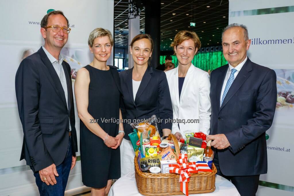 Jugendforscher Peter Martin Thomas, ORF-ZIB-Star Marie-Claire Zimmermann, Bildungsministerin Dr. Sonja Hammerschmid, Mag. Katharina Koßdorff, Geschäftsführerin des Fachverbandes der Lebensmittelindustrie, GD KR DI Johann Marihart, Obmann des Fachverbandes der Lebensmittelindustrie  - Fachverband der Lebensmittelindustrie: Jahresempfang der Lebensmittelindustrie im Zeichen der Ernährungsbildung (Fotocredit: Fachverband Lebensmittelindustrie/Husar), © Aussender (31.05.2017) 