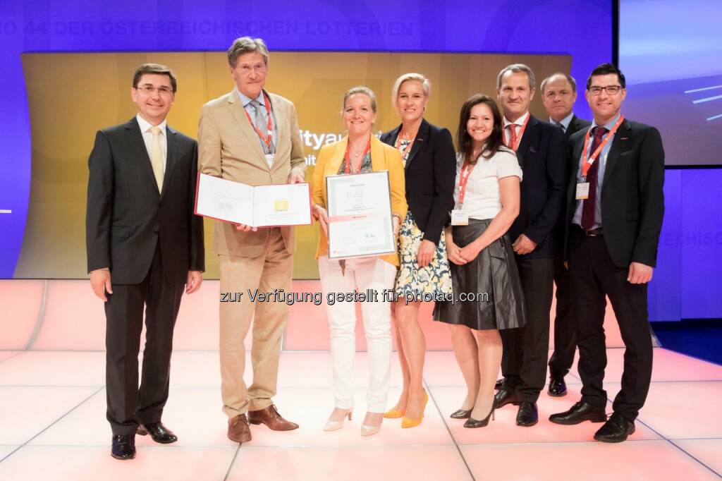 Martin Janda (Bereichsleiter Personal und Recht Bundesministerium für Wissenschaft, Forschung und Wirtschaft), Dieter Kraßnitzer (Vorstandsdirektor BKS Bank), Marion Jester (Qualitätsmanagerin BKS Bank), Claudia Grabner (Mitarbeiterin Marketing BKS Bank), Heike Puntigam (Firmenkundenberater BKS Bank), Anton Seebacher (Leiter BKS Bank-Direktion Wien-Niederösterreich-Burgenland), Oliver Heinrich (Präsident AFQM), Thomas Magedler (Leiter BKS Bank-Filiale Neusiedl am See) (Bild: BKS/Anna Rauchenberger) (01.06.2017) 