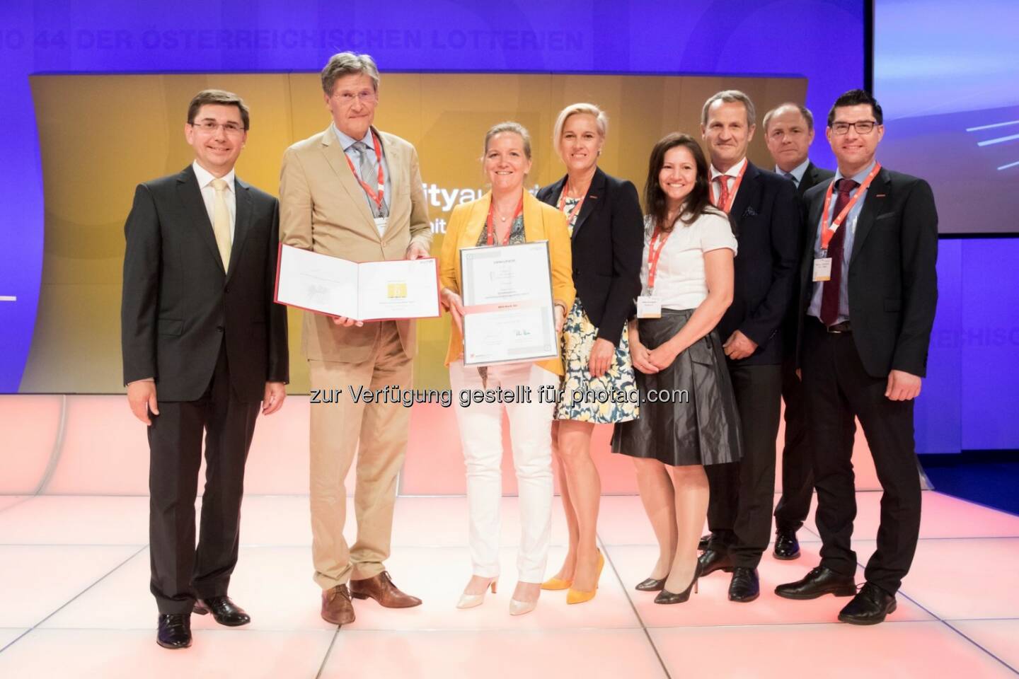 Martin Janda (Bereichsleiter Personal und Recht Bundesministerium für Wissenschaft, Forschung und Wirtschaft), Dieter Kraßnitzer (Vorstandsdirektor BKS Bank), Marion Jester (Qualitätsmanagerin BKS Bank), Claudia Grabner (Mitarbeiterin Marketing BKS Bank), Heike Puntigam (Firmenkundenberater BKS Bank), Anton Seebacher (Leiter BKS Bank-Direktion Wien-Niederösterreich-Burgenland), Oliver Heinrich (Präsident AFQM), Thomas Magedler (Leiter BKS Bank-Filiale Neusiedl am See) (Bild: BKS/Anna Rauchenberger)