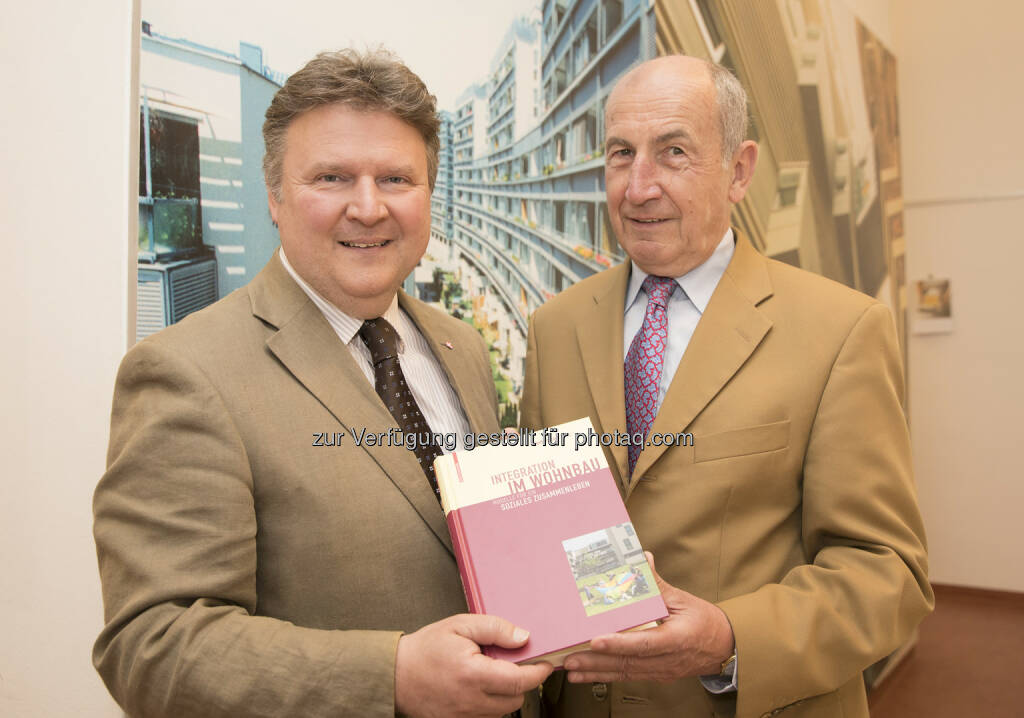 Herbert Ludl, ehemaliger Chef der Sozialbau AG und Wohnbaustadtrat Michael Ludwig präsentieren das Buch Integration im Wohnbau. Modelle für ein soziales Zusammenleben - SOZIALBAU AG: Buchpräsentation: Integration im Wohnbau (Fotocredit: PID/Gökmen), © Aussender (02.06.2017)
