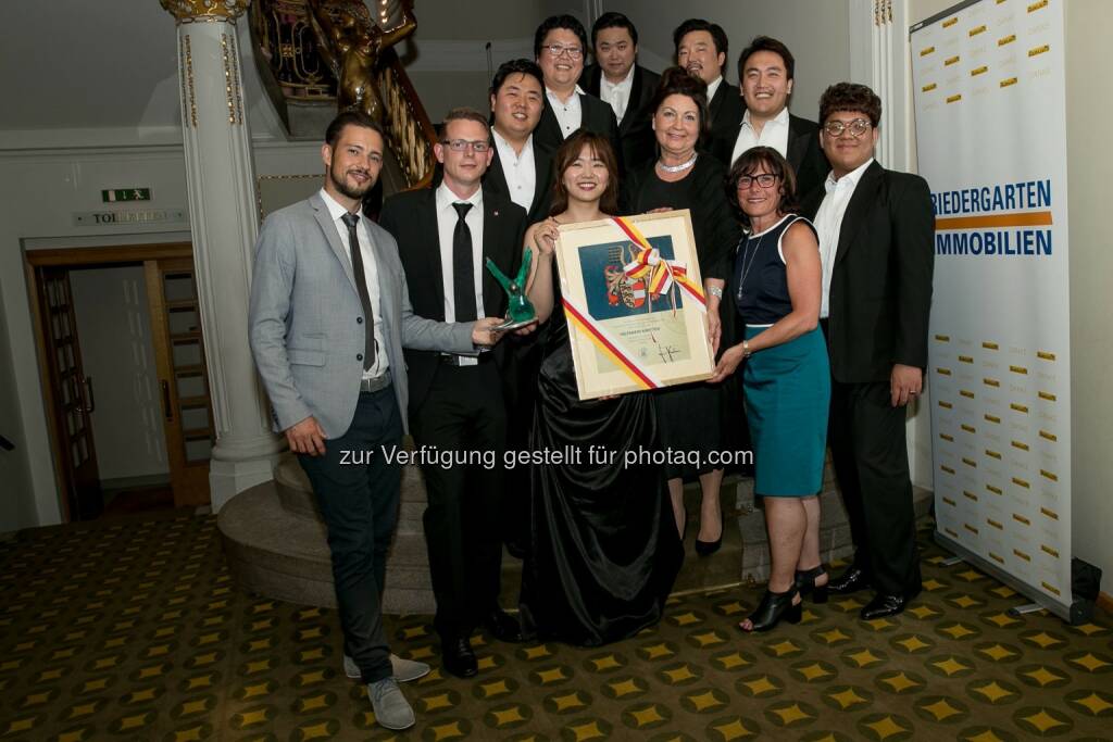 Hilfswerk Präsidentin Elisabeth Scheucher-Pichler (Bildmitte) mit Auxilia-Preisträgern (links i.B.) und dem koreanischen Chor „Seicento“ - Hilfswerk: Hilfswerk Benefizgala AUXILIUM 2017 – „Bühne frei für die Jugend!“ (Fotocredit: Hilfswerk Kärnten), © Aussender (06.06.2017)