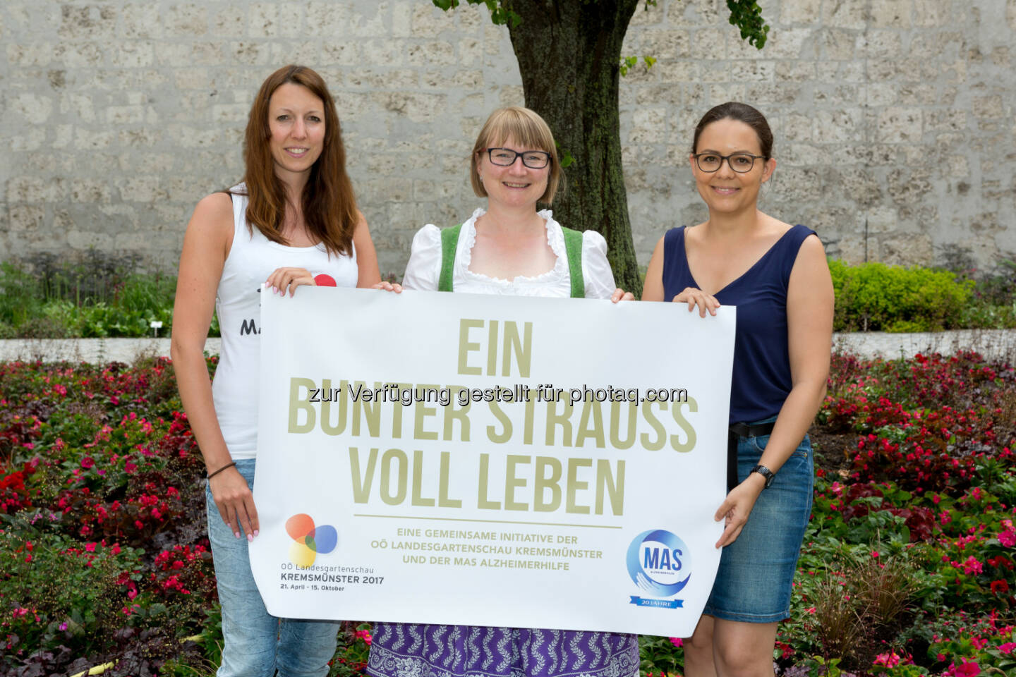 Carmen Viereckl und Julia Wimmer-Elias, beide MAS Alzheimerhilfe (li und re); Mitte: Karin Imlinger-Bauer, GF Landesgartenschau Kremsmünster - MAS Alzheimerhilfe: Gartenschau Kremsmünster setzt ein Zeichen für Menschen mit Demenz (Fotograf: Max Habich / Fotocredit: MAS Alzheimerhilfe)