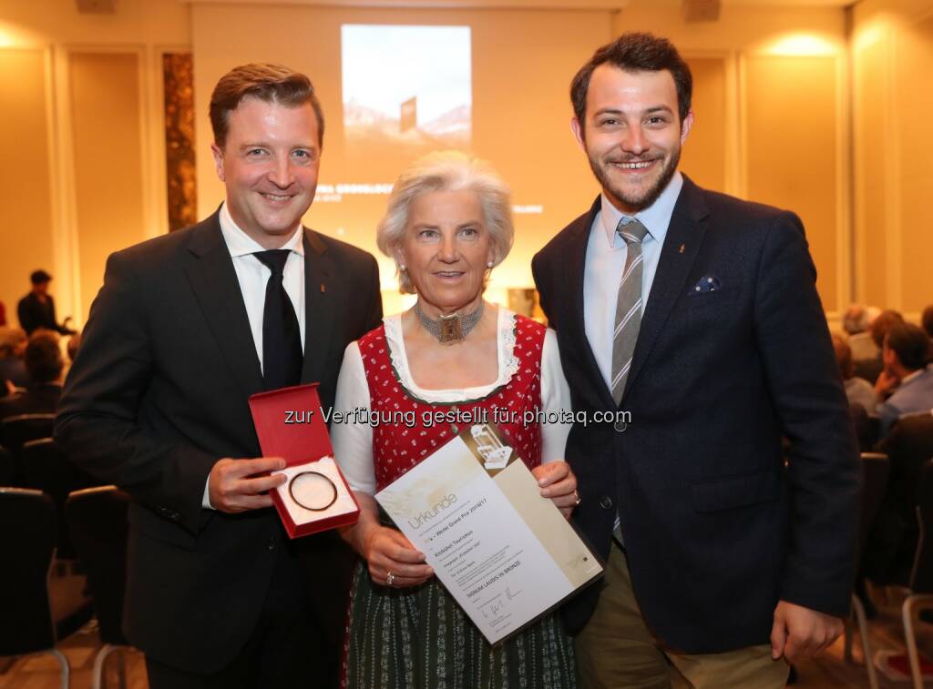 Nikolaus Kramheller, Signe Reisch (Präsidentin Kitzbühel Tourismus), Felix Hartmann (simpleshow) - simpleshow GmbH: Kitzbühel Tourismus gewinnt mit simpleshow Erklärvideo den 3. Platz beim T.A.I. Werbe Grand Prix 2016 (Fotocredit: obs/simpleshow GmbH), © Aussender (08.06.2017) 