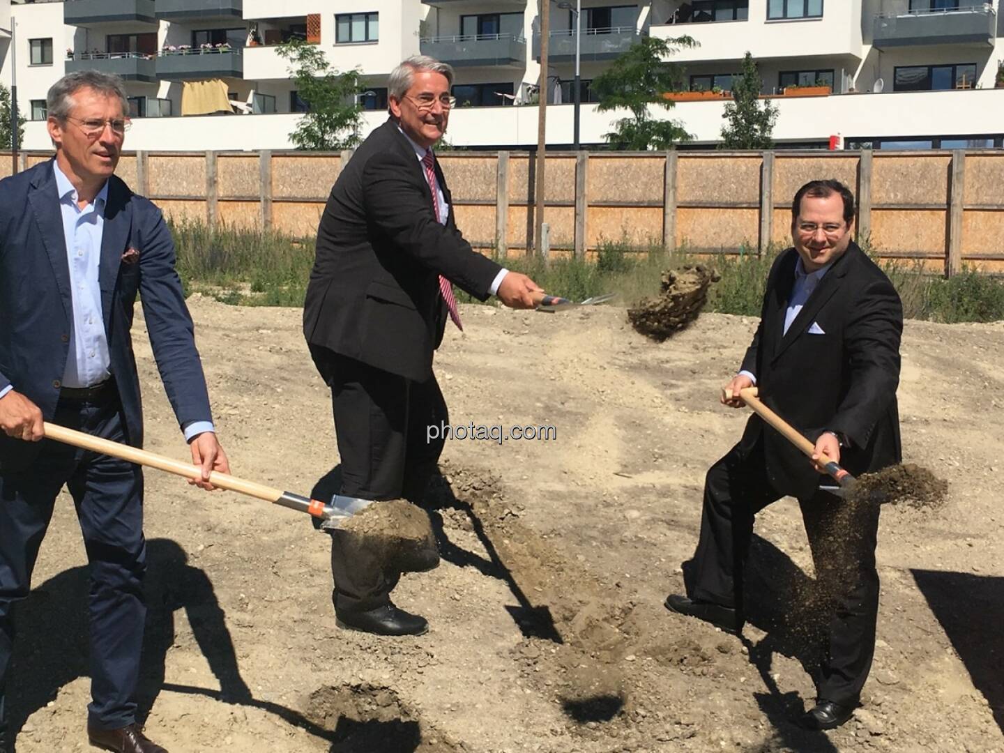 von links: Gerhard Schuster (3420 aspern development AG), Ernst Nevrivy (Bezirksvorsteher Donaustadt) und Daniel Riedl (CEO Buwog AG) beim Spatenstich in der Seestadt Aspern