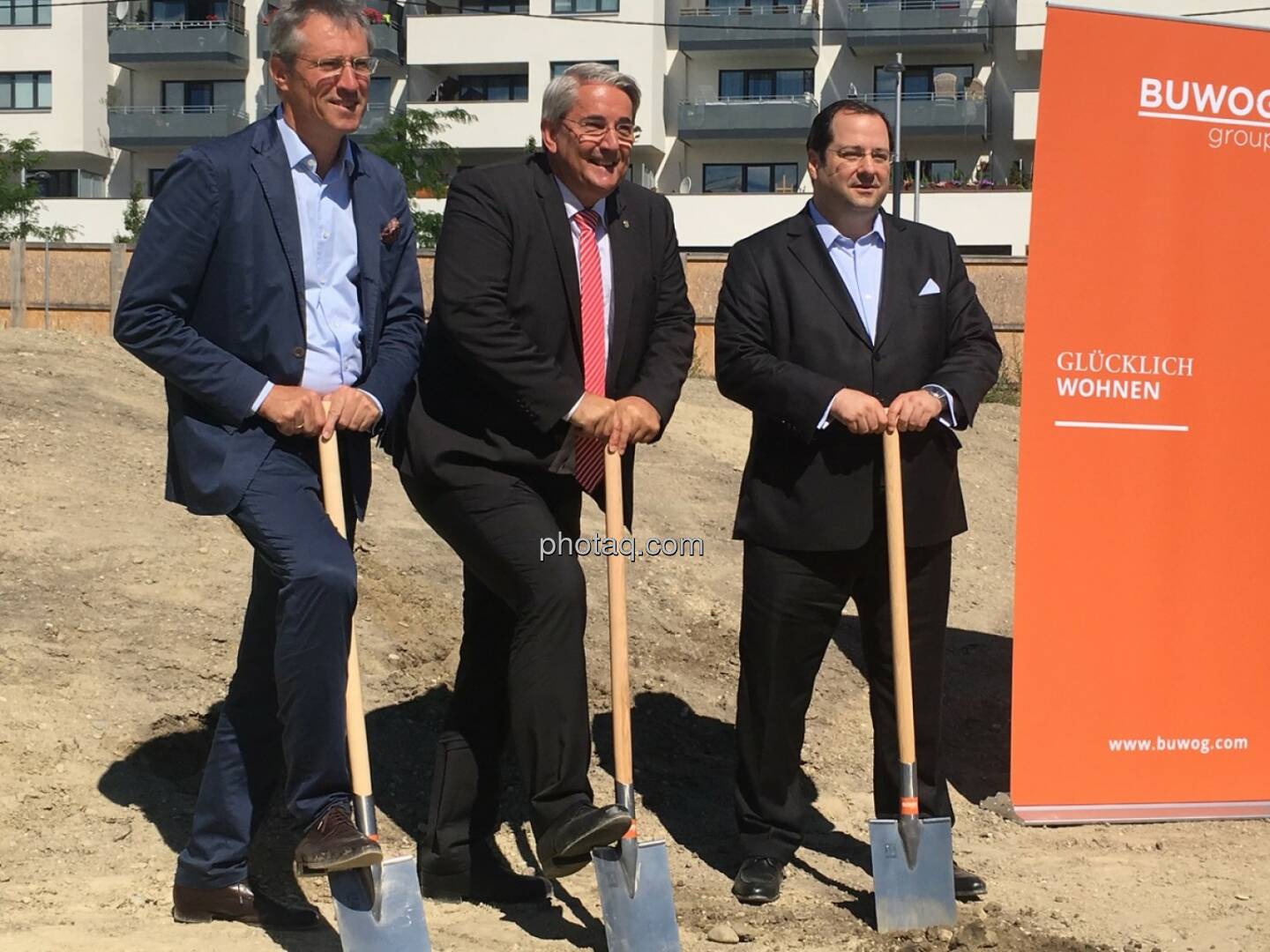 von links: Gerhard Schuster (3420 aspern development AG), Ernst Nevrivy (Bezirksvorsteher Donaustadt) und Daniel Riedl (CEO Buwog AG) beim Spatenstich für das Projekt See See in der Seestadt Aspern