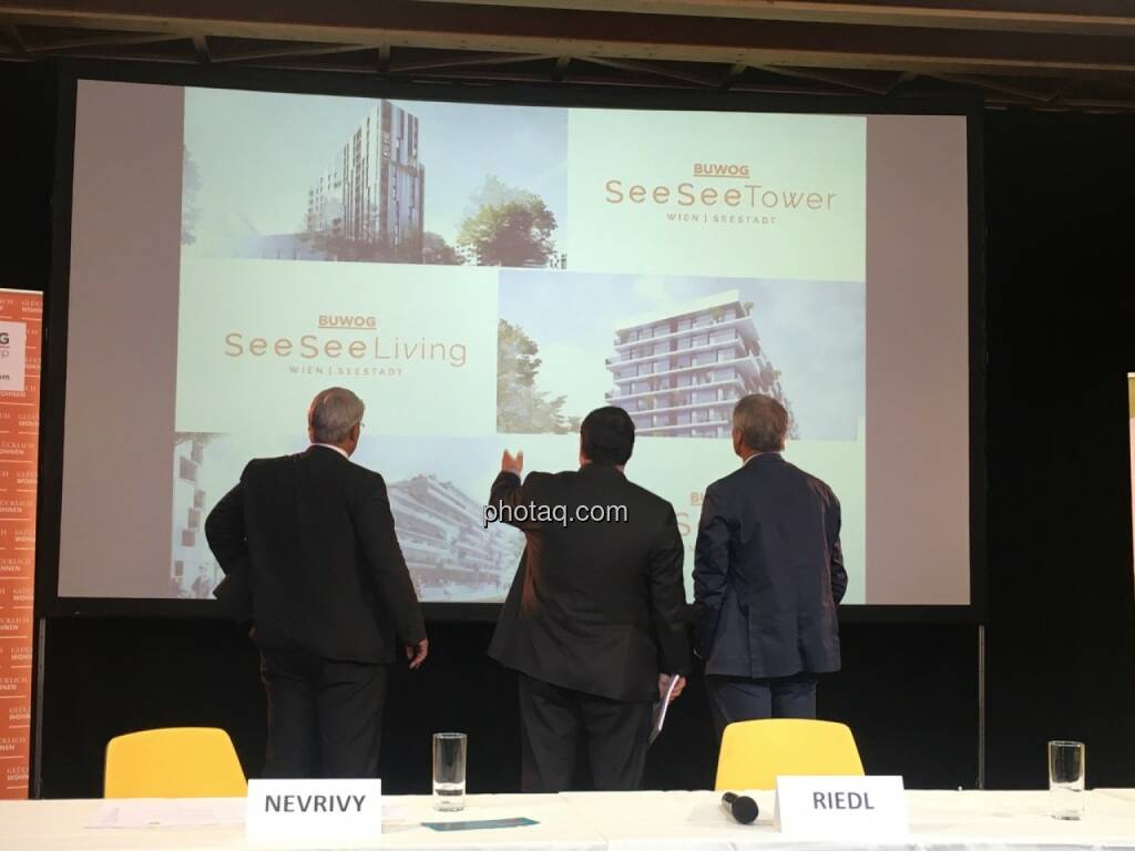 von links: Ernst Nevrivy (Bezirksvorsteher Donaustadt), Daniel Riedl (CEO Buwog AG) und Gerhard Schuster (3420 aspern development AG), © Christine Petzwinkler (12.06.2017) 
