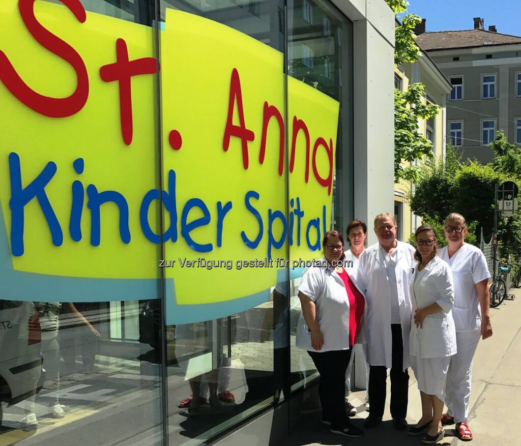 Peter Hoffelner mit Pflegedirektorin Barbara Hahn, BSc (rechts) und Kolleginnen - St. Anna Kinderspital GmbH: Im St. Anna Kinderspital feiert der erste männliche Kinder- und Jugendlichenpfleger Österreichs sein Dienstjubiläum (Fotograf: privat), © Aussender (13.06.2017)
